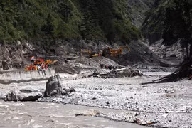 Opérations de sauvetage en cours sur le site du glissement de terrain au Tibet, en Chine. Photo : VNA