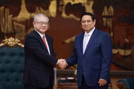 Le Premier ministre Pham Minh Chinh (droite) reçoit le président de l’Association d’amitié Japon–Vietnam de la région du Kansai, Nishimura Teiichi. Photo: VNA