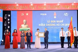 Remise de l'Ordre Hô Chi Minh à l'Agence vietnamienne d'information. Photo: VNA