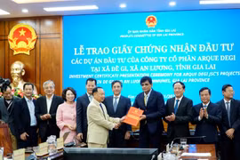 Remise des certificats d’investissement à trois méga-projets portés par la société Arque Degi. Photo: VNA