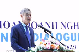 L'ambassadeur du Vietnam au Cambodge Nguyên Minh Vu au dialogue d'affaires Vietnam-Cambodge. Photo: VNA