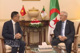 Le président du Conseil de la nation d’Algérie, Azzouz Nasri (droite) reçoit l'ambassadeur du Vietnam en Algérie, Tran Quoc Khanh. Photo: VNA