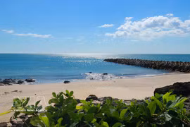 La mer bleue, le sable blanc et les récifs rocheux naturels façonnent le charme unique et captivant de la plage Cua Tung. Photo: VNA