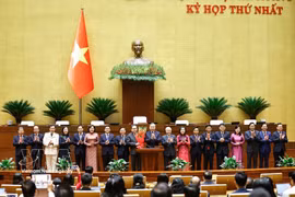 Le secrétaire général du Parti, To Lam, au nom des députés de la 16e Assemblée nationale, remet des fleurs en signe de félicitations au président de l'Assemblée nationale, Tran Thanh Man, aux vice-présidents de l'Assemblée nationale et aux membres du Comité permanent de l'Assemblée nationale. Photo : VNA