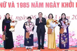 Le président de l'Assemblée nationale Tran Thanh man félicite des femmes députées à Hanoï. Photo: VNA