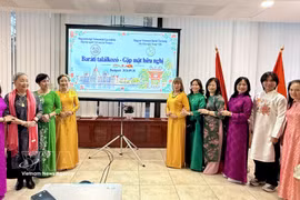 Représentantes de l’Association d’amitié Hongrie-Vietnam et de l’Association des Vietnamiens en Hongrie à la rencontre. Photo: VNA