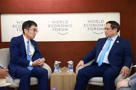 Le Premier ministre Pham Minh Chinh (droite)) rencontre, le Professeur Tetsuya Watanabe, président de l'ERIA. Photo: VNA