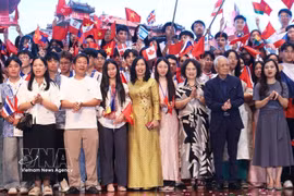 La vice-ministre des Affaires étrangères, Le Thi Thu Hang, et les Vietnamiens d'outre-mer participant au Camp d'été du Vietnam 2026. Photo : VNA