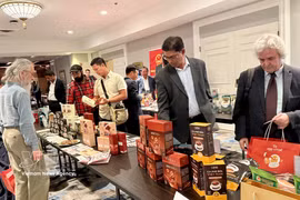 Des consommateurs canadiens explorent des produits à base de café vietnamien. Photo: VNA