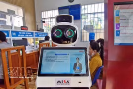 Au Centre des services administratifs publics de la commune de Lai Hoa, les citoyens sont accueillis par un robot réceptionniste intelligent. Photo: VNA
