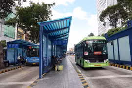 Arrêt de bus de Ham Nghi, à Hô Chi Minh-Ville. Photo: VNA