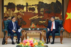 Le Premier ministre Le Minh Hung (droite) reçoit Santiphab Phomvihane, vice-Premier ministre, ministre lao des Finances et président du Comité de coopération Laos-Vietnam. Photo: VNA