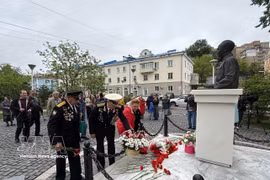 Dépôt de fleurs devant le buste du Président Ho Chi Minh implanté dans le parc portant son nom à Vladivostok. Photo: VNA
