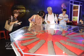 Des experts du Réseau vietnamien des géoparcs mondiaux UNESCO visitent la maison d’exposition Âm Thanh, dans le quartier de Bac Gia Nghia, à Lam Dong. Photo : VNA