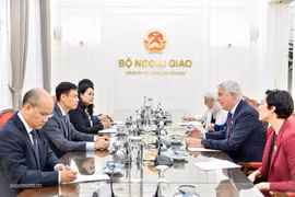 Le vice-ministre des Affaires étrangères Dang Hoang Giang reçoit le vice-ministre canadien du Commerce international Glenn Purves. Photo: baoquocte.vn