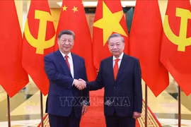 Le secrétaire général du Parti communistre du Vietnam, To Lam (droite) et le leader chinois Xi Jinping. Photo: VNA