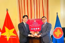 L’ambassadeur du Vietnam en Autriche, Vu Le Thai Hoang (droite) et le représentant du programme de master international de l’Académie diplomatique de Vienne. Photo: VNA