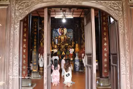 À l’intérieur, on y trouve des motifs de gravure murale ou sur bois, qui caractérisent bien les traditions du Vietnam. Photo: VNA
