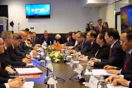 Séance de travail entre le vice-Premier ministre permanent Pham Gia Tuc et le vice-Premier ministre russe Dmitry Chernyshenko. Photo: VNA