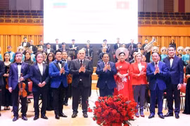 Le Premier ministre Pham Minh Chinh et son homologue russe, Mikhaïl Michoustine (au milieu), au concert. Photo: VNA