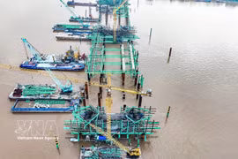Chantier du projet de pont Tran Hung Dao à Hanoï. Photo: VNA
