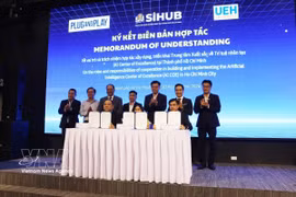 Singature du protocole d'accord de coopération entre le Centre d’innovation et d’entrepreneuriat de Hô Chi Minh-Ville, l’Université d’économie de Hô Chi Minh-Ville et la société Plug & Play Singapore. Photo: VNA