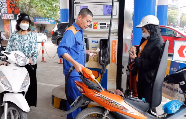 Les prix des carburants en hausse à partir du 4 juillet. Photo: VNA