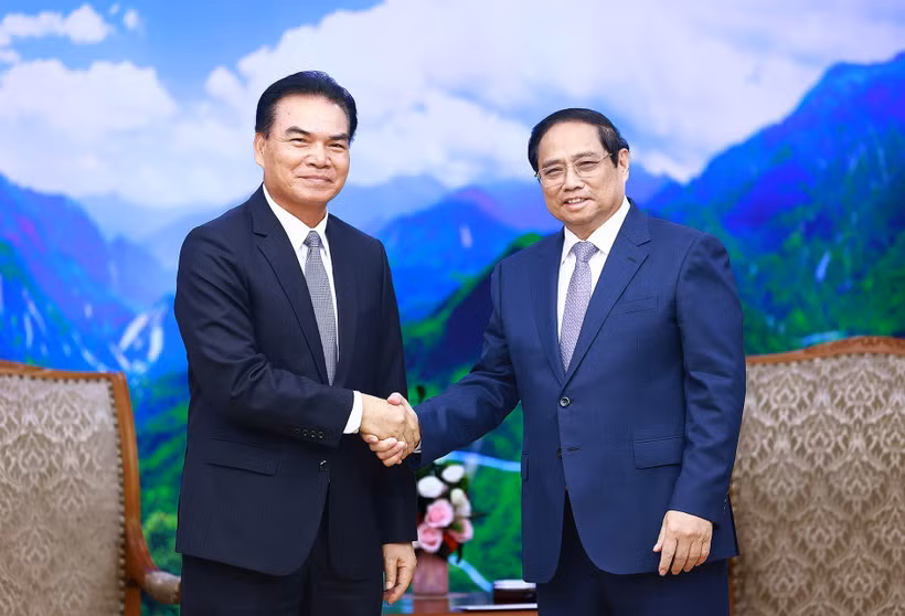 Le Premier ministre Pham Minh Chinh (droite) et le ministre lao du Plan et de l'Investissement, Phet Phomphiphak. Photo: VNA