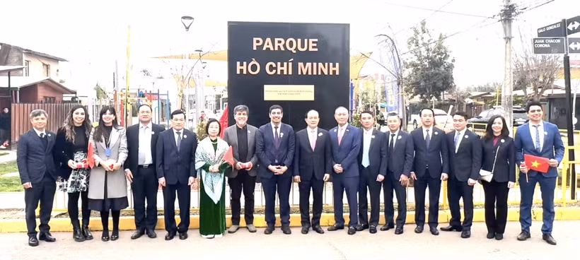 La délégation de Hanoi Monument du Président Ho Chi Minh au parc éponyme dans l’arrondissement Cerro Navia à Santiago. Photo: VietnamPlus