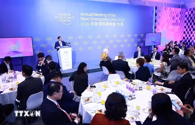 Le Premier ministre dialogue avec les grands groupes du WEF à Dalian. Photo: VNA