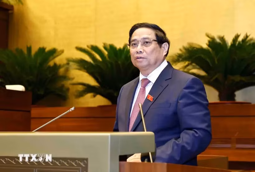 Le Premier ministre Pham Minh Chinh présente le Rapport sur les résultats de la mise en œuvre du Plan de développement socio-économique 2024 et du Plan de développement socio-économique prévu pour 2025 à l’ouverture de la 8e session de la 15e Assemblée nationale (AN). Photo: VNA