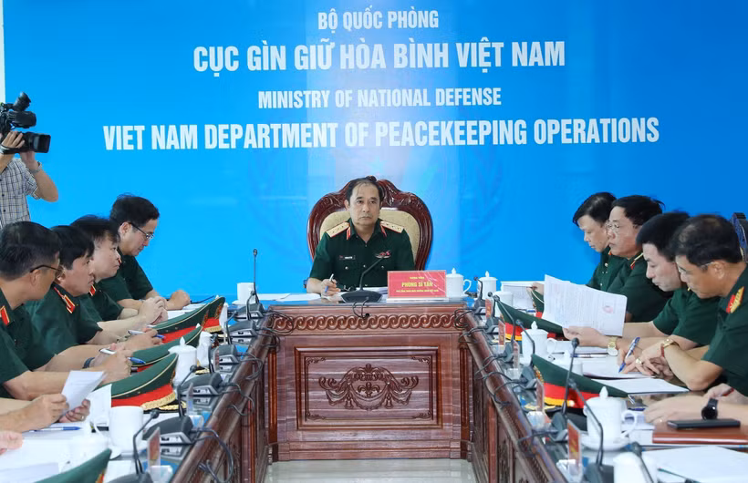 Le général de corps d’armée Phung Sy Tân, chef d'état-major général adjoint de l'Armée populaire vietnamienne, chef adjoint du Comité directeur du ministère de la Défense sur la participation aux opérations de maintien de la paix des Nations unies, inspecte les préparatifs pour les cérémonies de départ du personnel de l’Hôpital de campagne No6 de niveau 2 et de l'équipe du génie N°3. Photo: VNA
