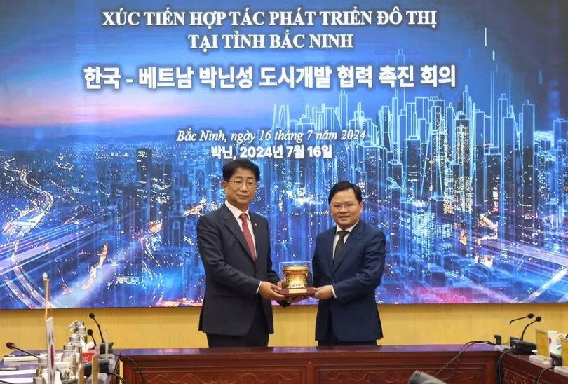 Le secrétaire du Comité du Parti de la province de Bac Ninh (droite) et le ministre sud-coréen des Terres, des Infrastructures et des Transports, Park Sang Woo. Photo: VNA