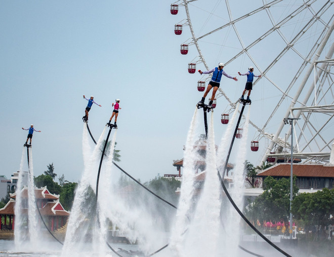 "Awaken River" sera un spectacle de 10 athlètes internationaux de jetski et de cinq de flyboard de premier rang. Photo: Sun Group 5.jpg