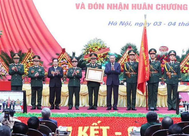 Remise de l'Ordre du travail de première classe à l’Association des anciens combattants du Vietnam. Photo: VNA 2.webp