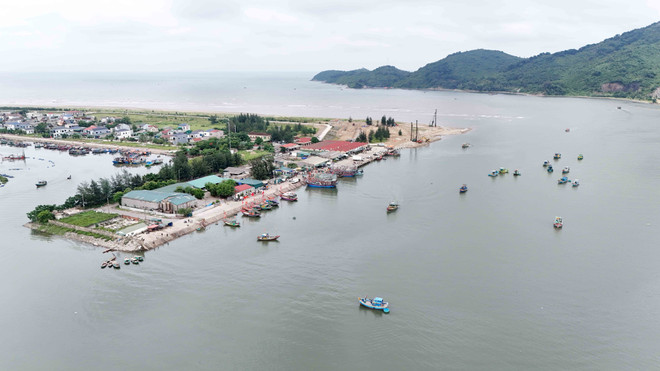 Le port de pêche de Thach Kim, dans le district de Loc Ha, s'est dégradé après de nombreuses années d'exploitation. Photo: VNA 1 (13).jpg