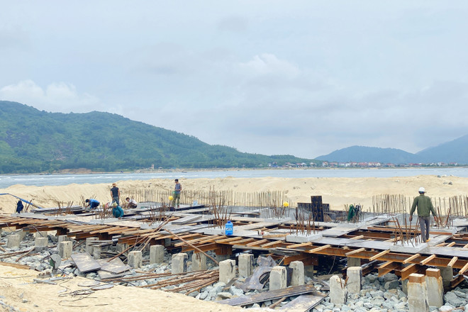Construction du quai dans le cadre du projet du port de pêche de Cua Nhuong, dans le district de Cam Xuyen. Photo: VNA 5 (14).jpg