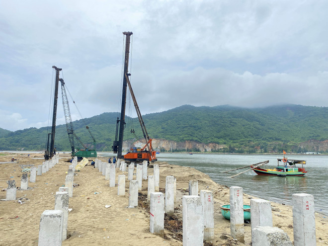 Piliers en béton du projet de modernisation et de dragage du port de pêche de Thach Kim, dans le district de Loc Ha. Photo: VNA 4 (12).jpg
