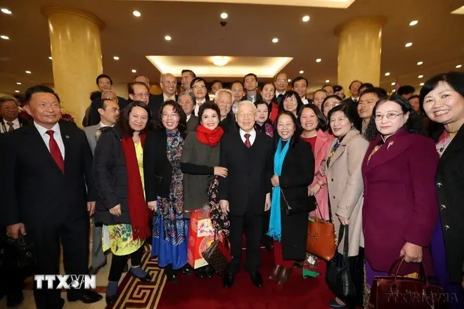 Le secrétaire général Nguyen Phu Trong lors de la rencontre des intellectuels, écrivains et artistes exemplaires à l'occasion du Nouvel An lunaire du chien 2018. Photo: VNA 2.jpg