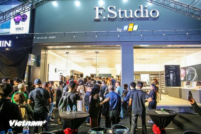 Des gens font la queue pour acheter l’iPhone 15 lors du premier jour de la vente officielle au Vietnam. Photo: Vietnamplus 4.webp