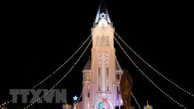 L'église Con Ga à Da Lat, brillamment décorée avec des lumières à l'occasion de la fête de Noël. Photo: VNA 3.webp