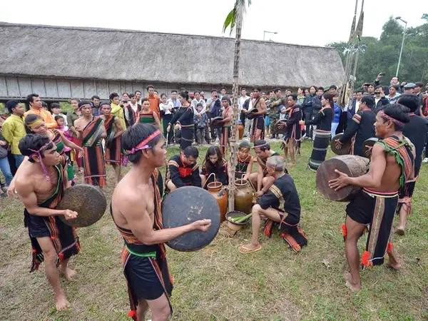 Danse des Ede au village de la culture et du tourisme ethniques vietnamiens. Photo: VNA 2.webp