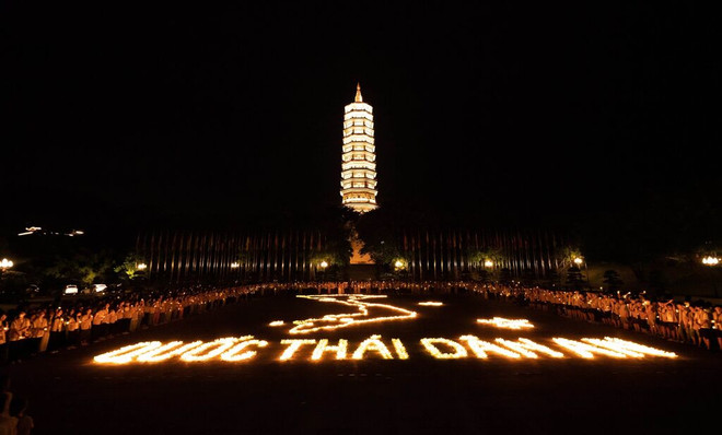 Illumination de prière pour la paix du monde à la pagode Bai Dinh en juin 2023. Photo: VNA 13.jpg