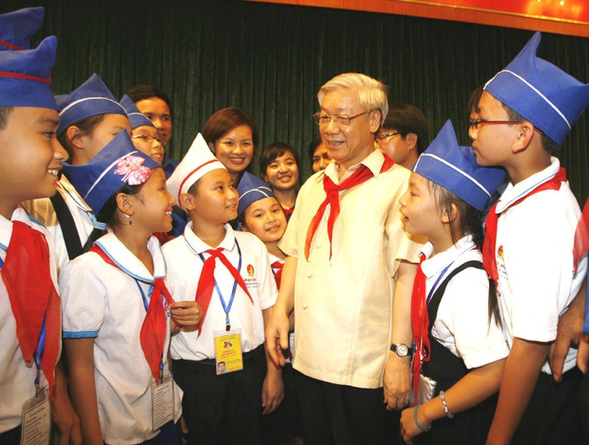 Le président de l’Assemblée nationale Nguyen Phu Trong rencontre la délégation d’enfants honorés "neveux sages de l'Oncle Hô", de la province de Ha Tinh (Centre), le 28 juin 2010. Photo: VNA 6 (5).jpg