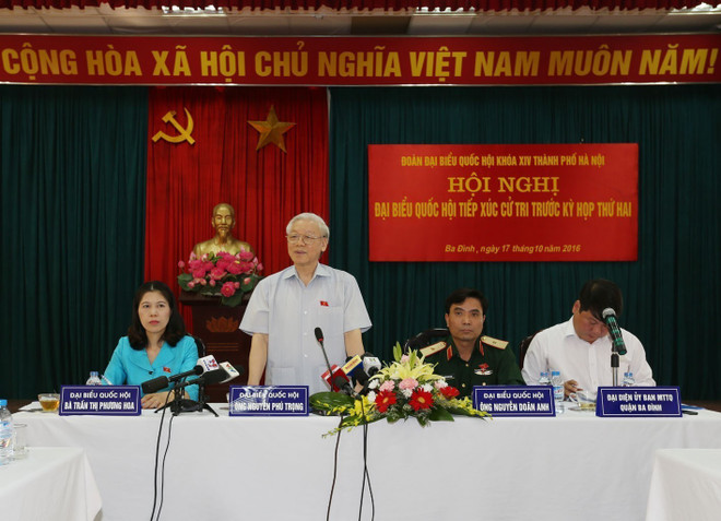 Le secrétaire général Nguyen Phu Trong s’exprime lors de la rencontre avec des électeurs de l’arrondissement de Ba Dinh, Hanoï, avant la 2e session de la 14e Assemblée nationale, 17 octobre 2016. Photo: VNA 7 (2).jpg