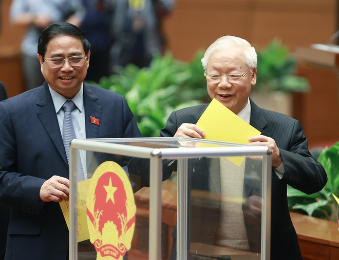 Le secrétaire général Nguyen Phu Trong dépose son bulletin de vote pour perfectionner le personnel, lors de la 4e session extraordinaire de la 15e Assemblée nationale, le 2 mars 2023 à Hanoï. Photo: VNA 9 (1).jpg
