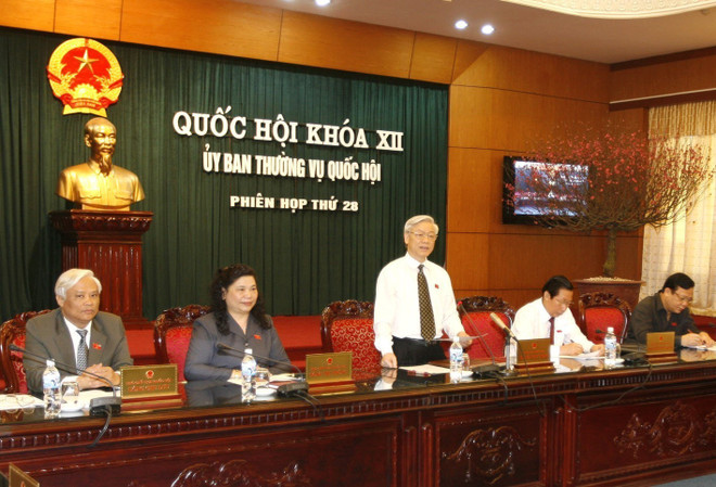 Le président de l’Assemblée nationale Nguyen Phu Trong s’exprime lors de la séance d’ouverture de la 28e réunion du Comité permanent de la 12e Assemblée nationale, le 9 février 2010 à Hanoï. Photo: VNA 3 (19).jpg