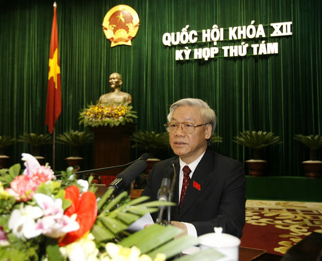 Le président de l’Assemblée nationale Nguyen Phu Trong prononce le discours de clôture de la 8e session de la 12e Assemblée nationale, le 26 novembre 2010, à Hanoï. Photo: VNA 8 (1).jpg