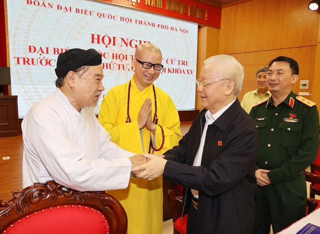 Le secrétaire général Nguyen Phu Trong rencontre des électeurs de l’arrondissement de Hai Ba Trung, Hanoï, le 15 octobre 2022. Photo: VNA 5 (20).jpg