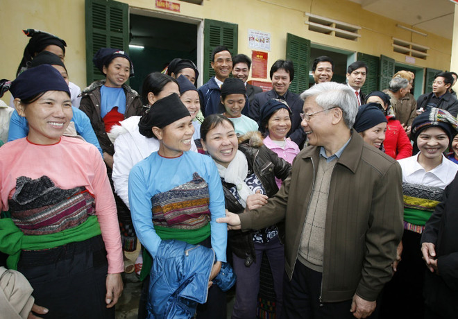 Le président de l’Assemblée nationale Nguyen Phu Trong et des habitants issus d’ethnies minoritaires dans la commune de Ngoc Phung, district de Thuong Xuan, province de Thanh Hoa (Centre), en janvier 2010. Photo: VNA 2 (15).jpg